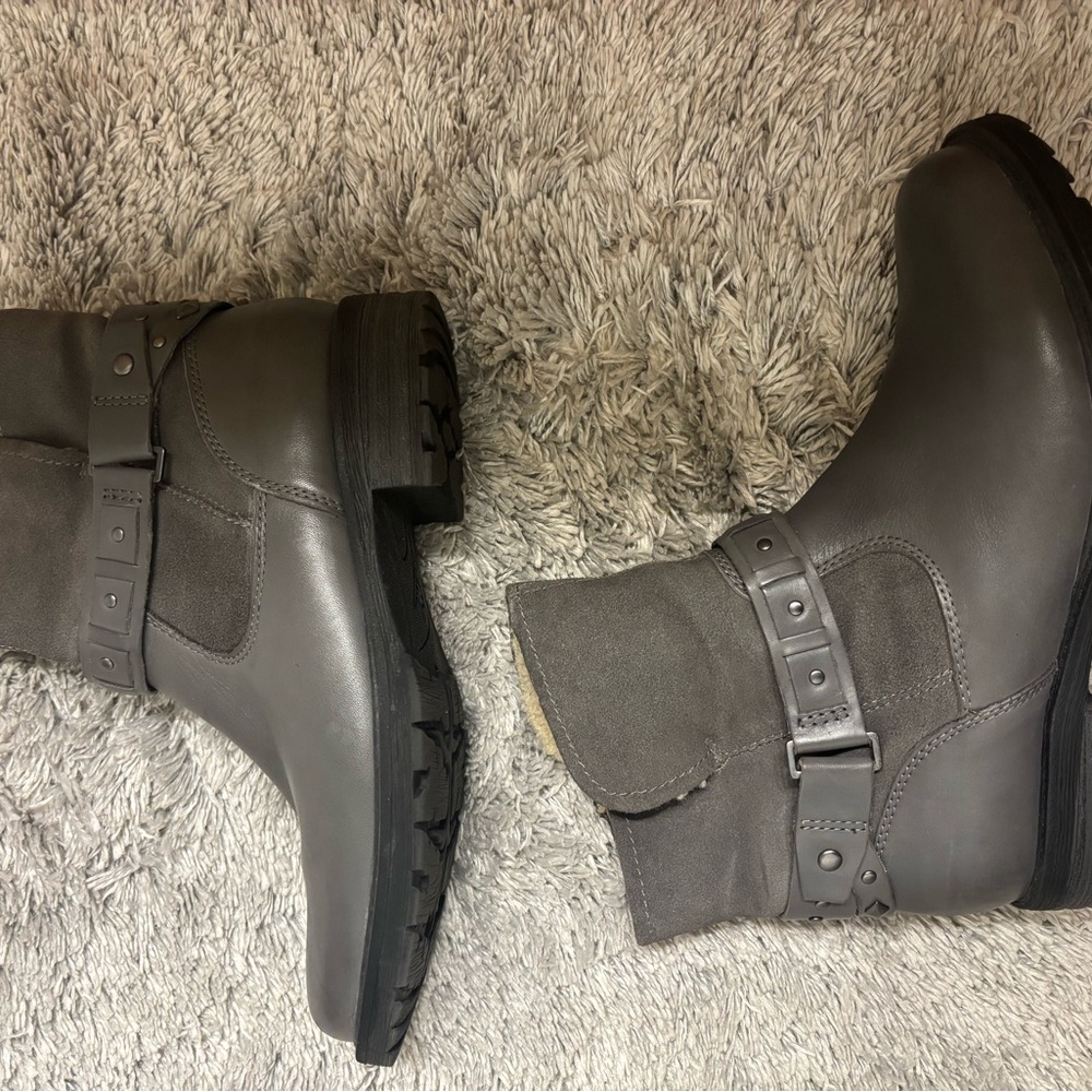 Earth Women's Gray Ankle Boots - Picture 2 of 3